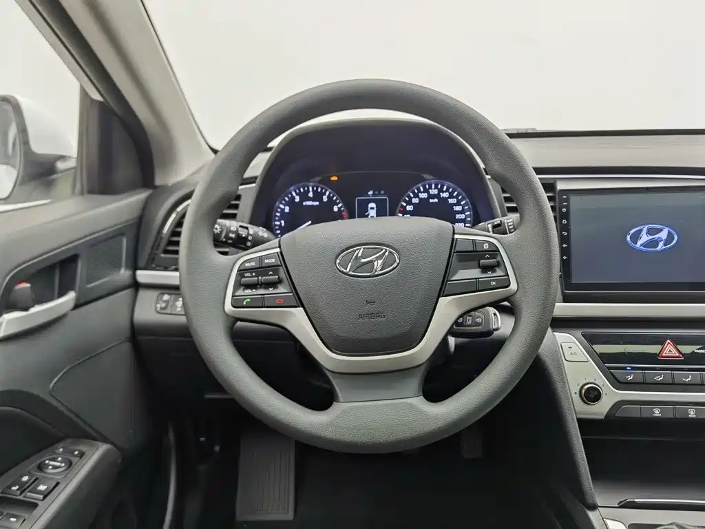 Hyundai Elantra — миниатюра 11