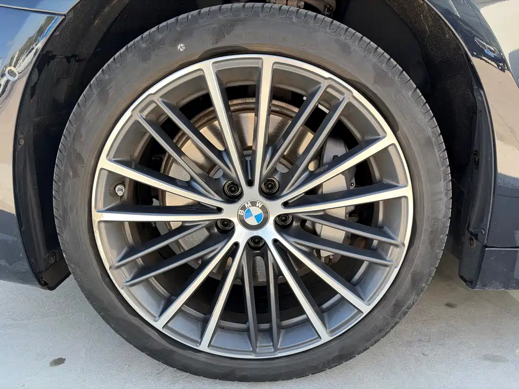 BMW 5 Series — миниатюра 14