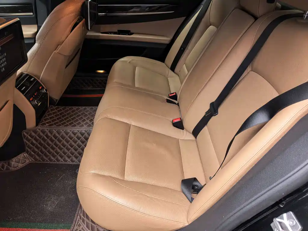 BMW 7 Series — миниатюра 12