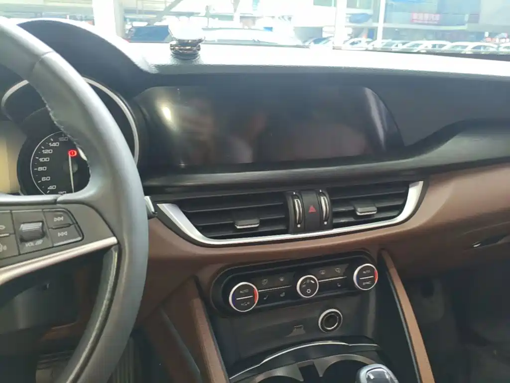 Alfa Romeo Stelvio — миниатюра 13