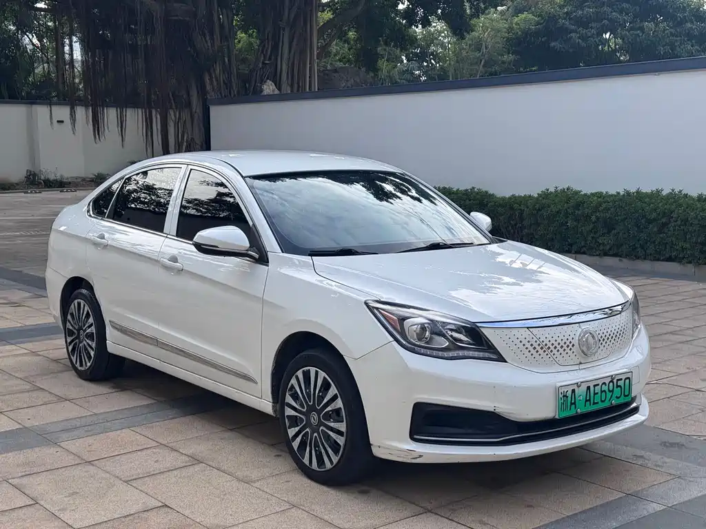 DONGFENG E70