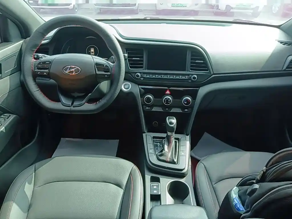 Hyundai Elantra — миниатюра 10