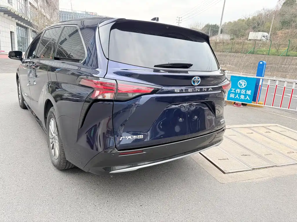 TOYOTA SIENNA
