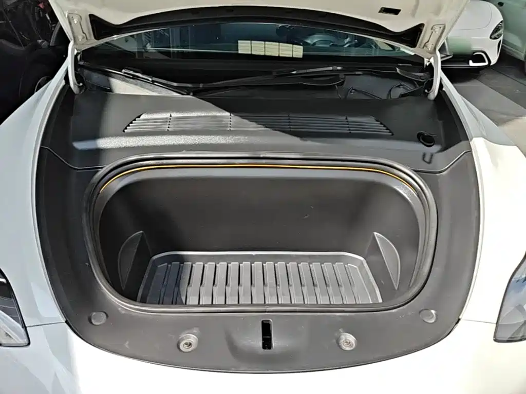 Tesla Model Y — миниатюра 20