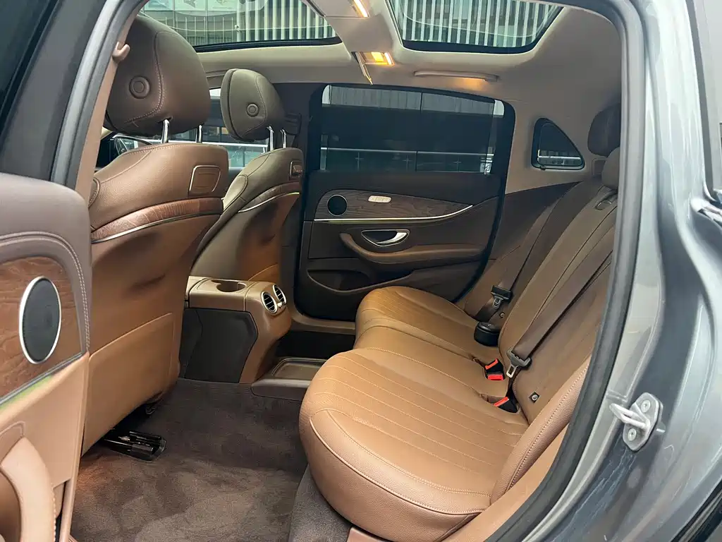 Mercedes-Benz E-Class — миниатюра 11