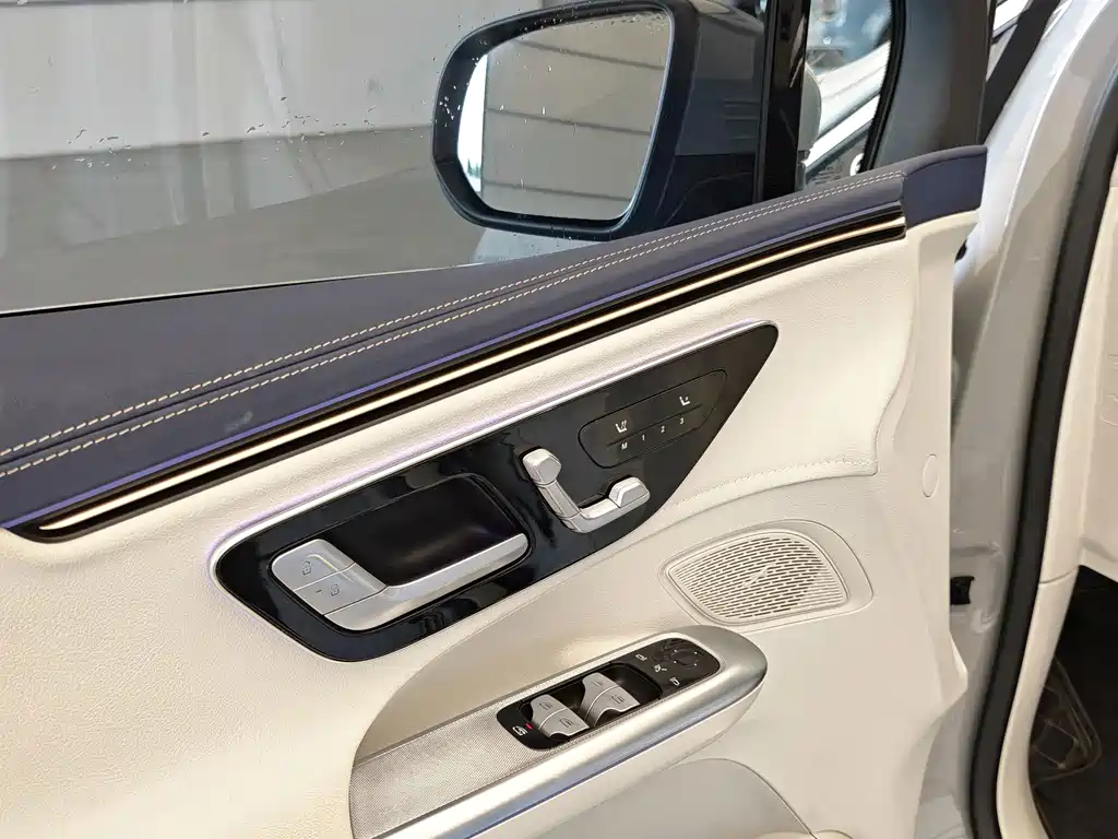 Mercedes-Benz EQE SUV — миниатюра 8