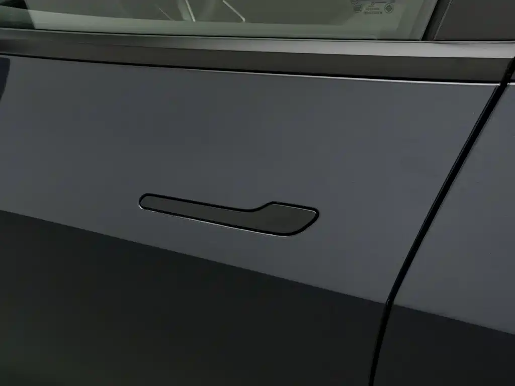 Tesla Model Y — миниатюра 18