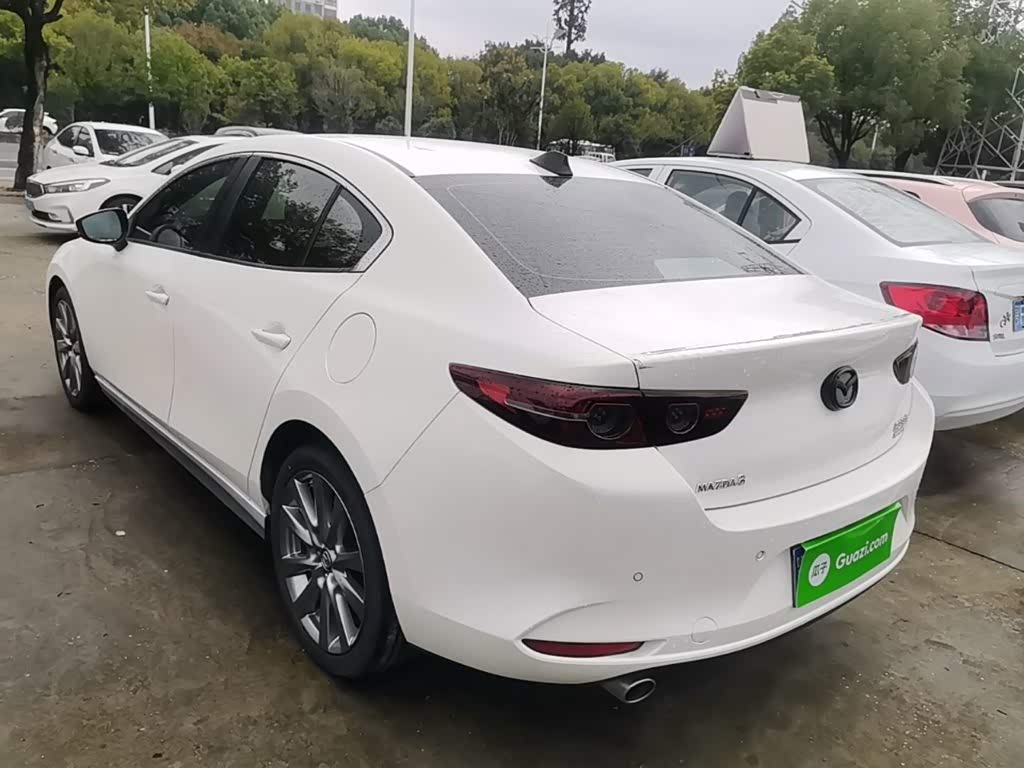 Mazda Mazda3 Axela 2.0 л 2022 г. Белый, пробег 27100 км