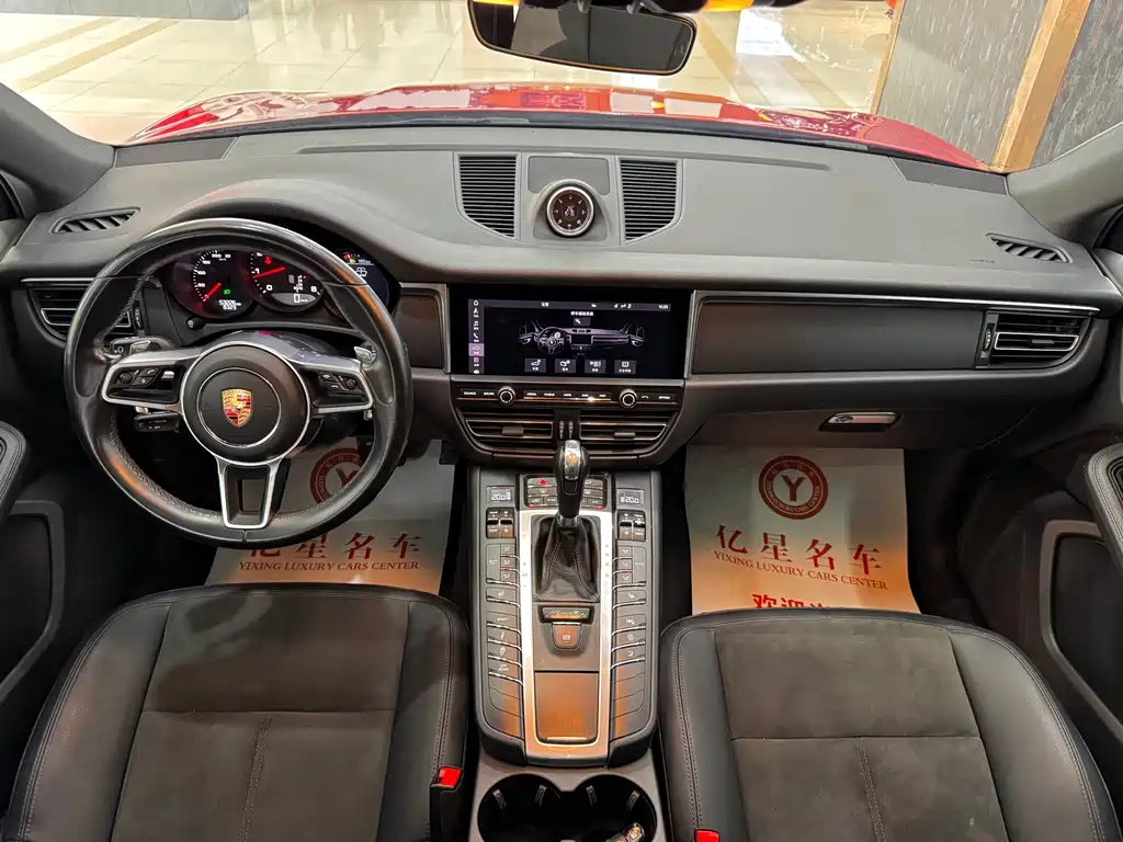 PORSCHE MACAN