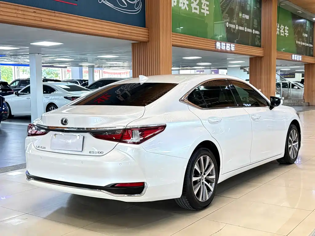 Lexus ES — миниатюра 6