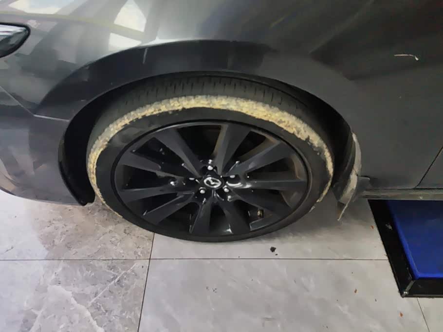 Mazda Mazda3 Axela 2.0 л 2024 г. Серебристо-серый, пробег 30900 км