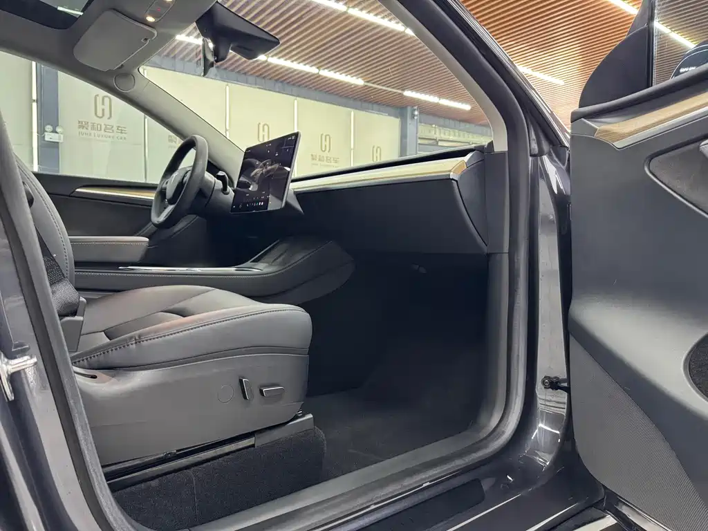 Tesla Model Y — миниатюра 12