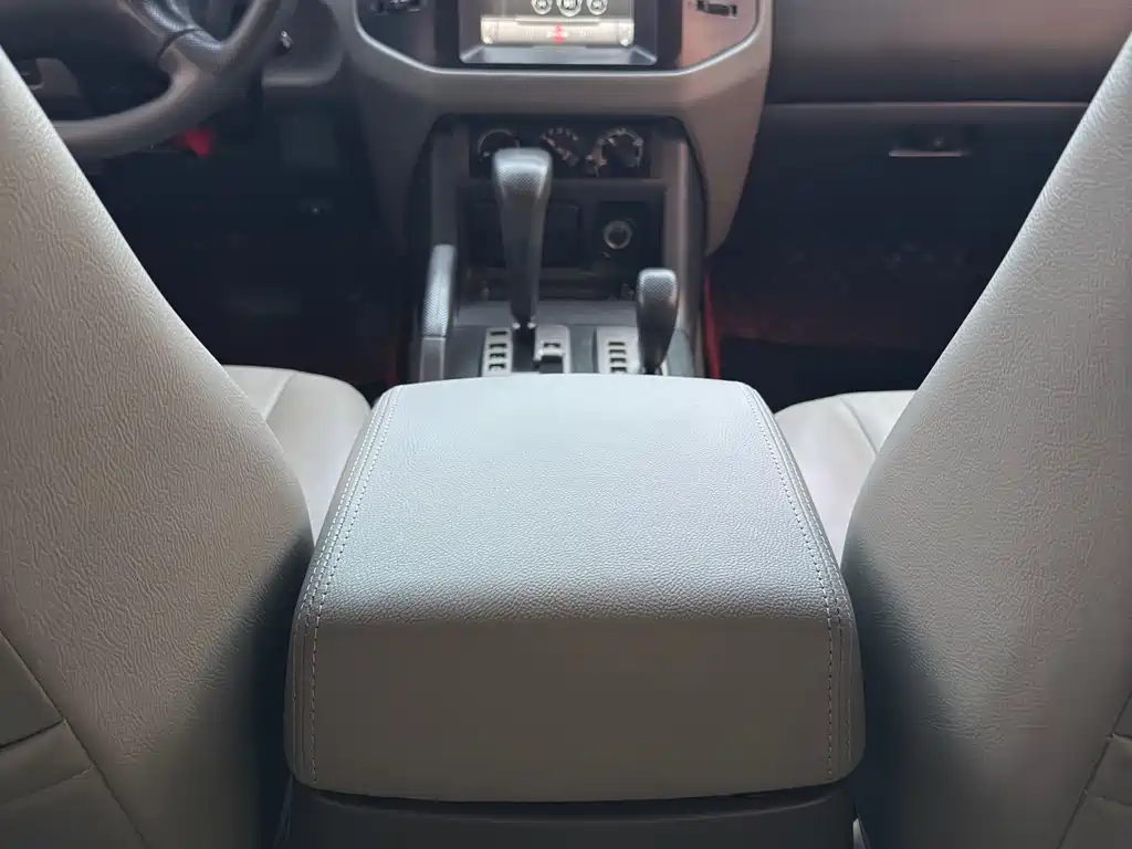 Mitsubishi Pajero — миниатюра 11