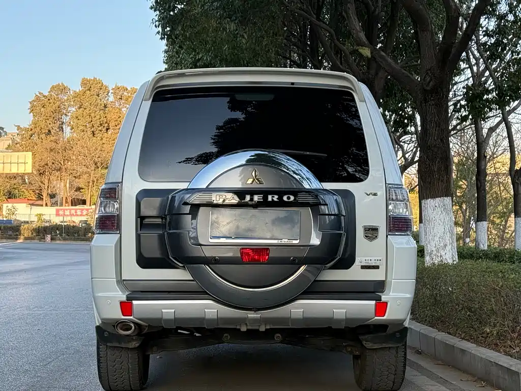 MITSUBISHI PAJERO