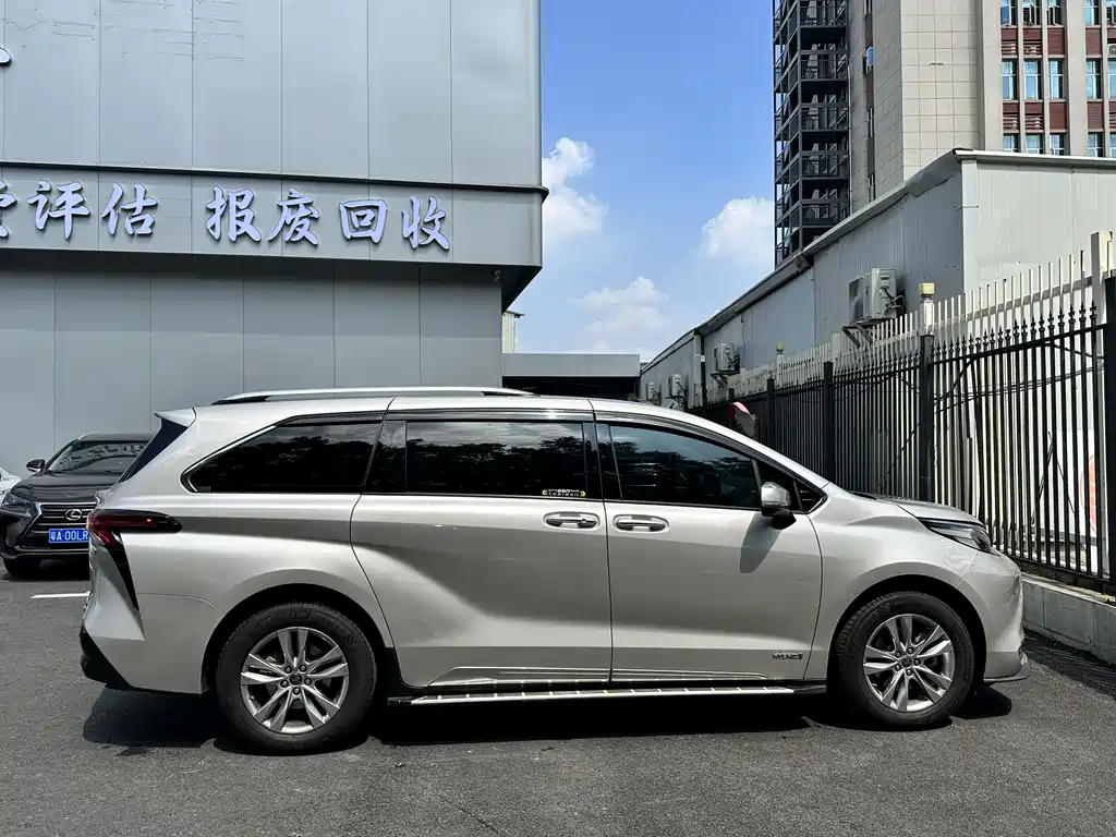 Toyota Sienna — миниатюра 8