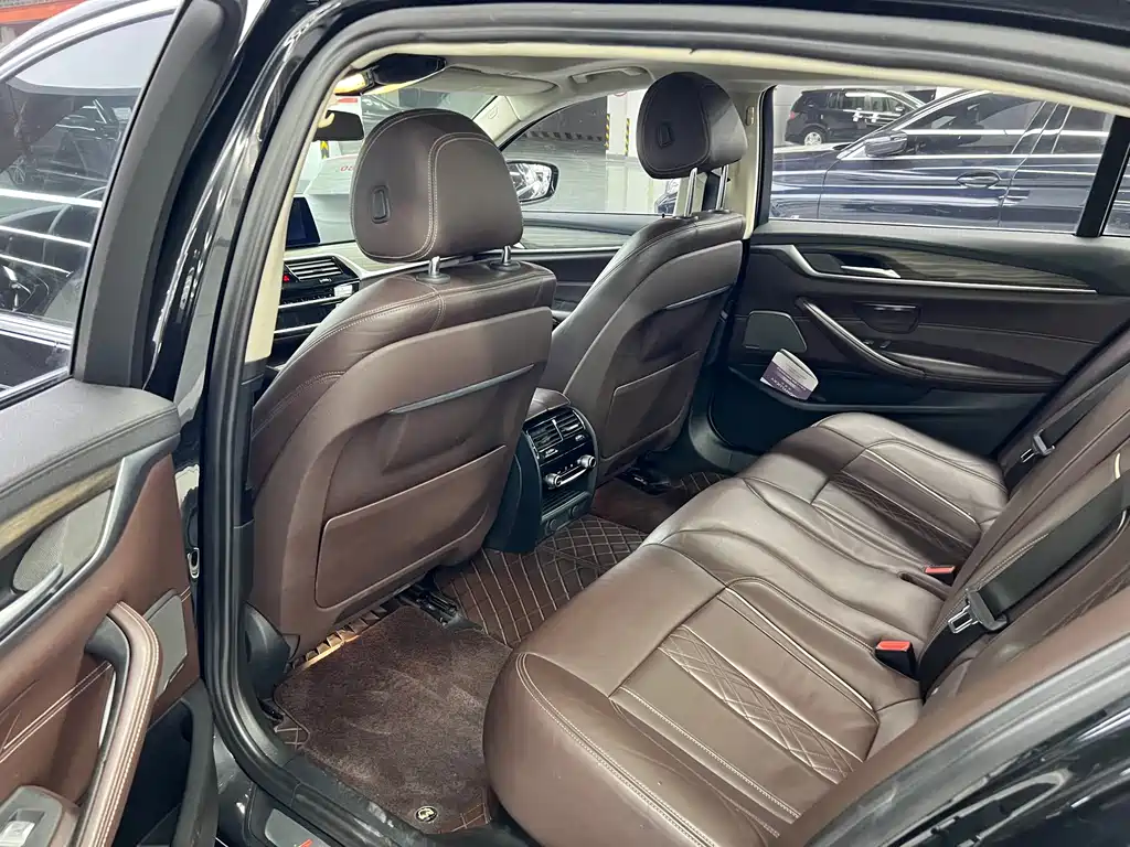 BMW 5 Series — миниатюра 12