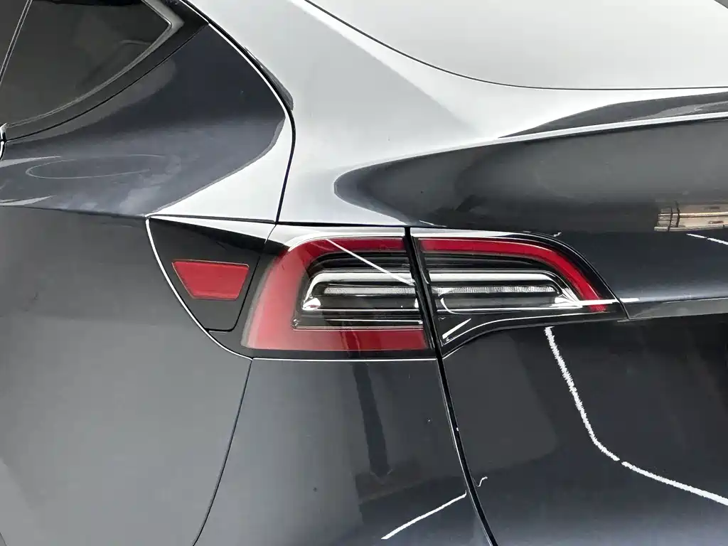 Tesla Model Y — миниатюра 17