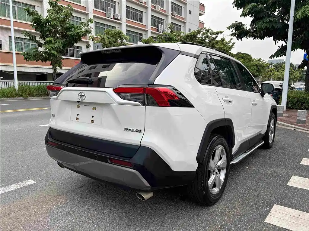 Toyota RAV4 — миниатюра 8