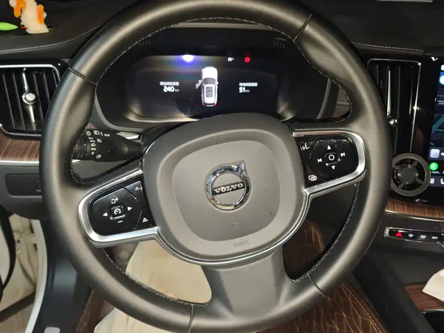 Volvo XC60 PHEV — миниатюра 15