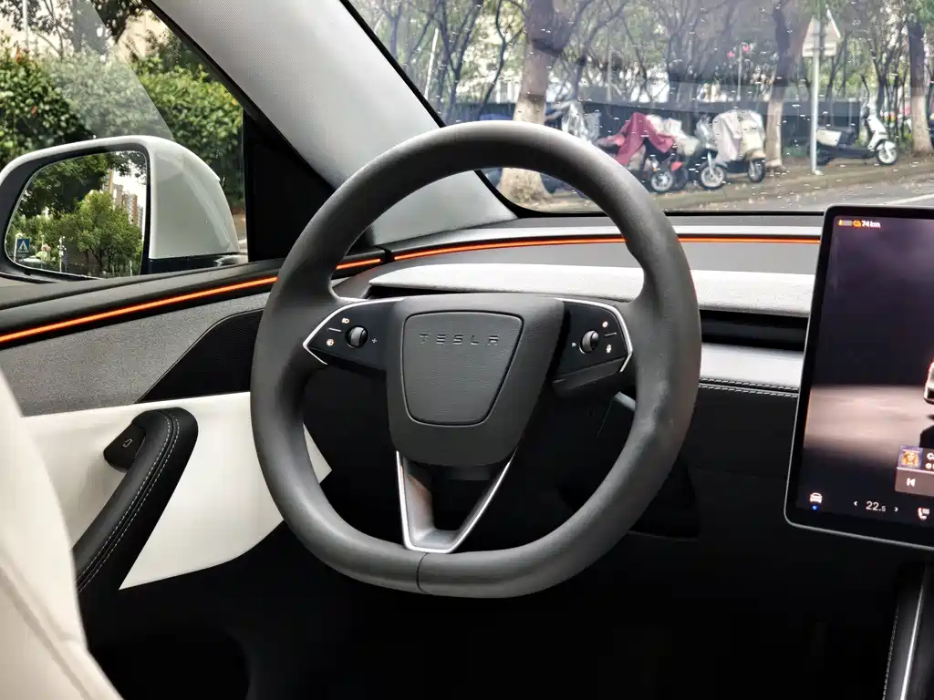 Tesla Model Y — миниатюра 5