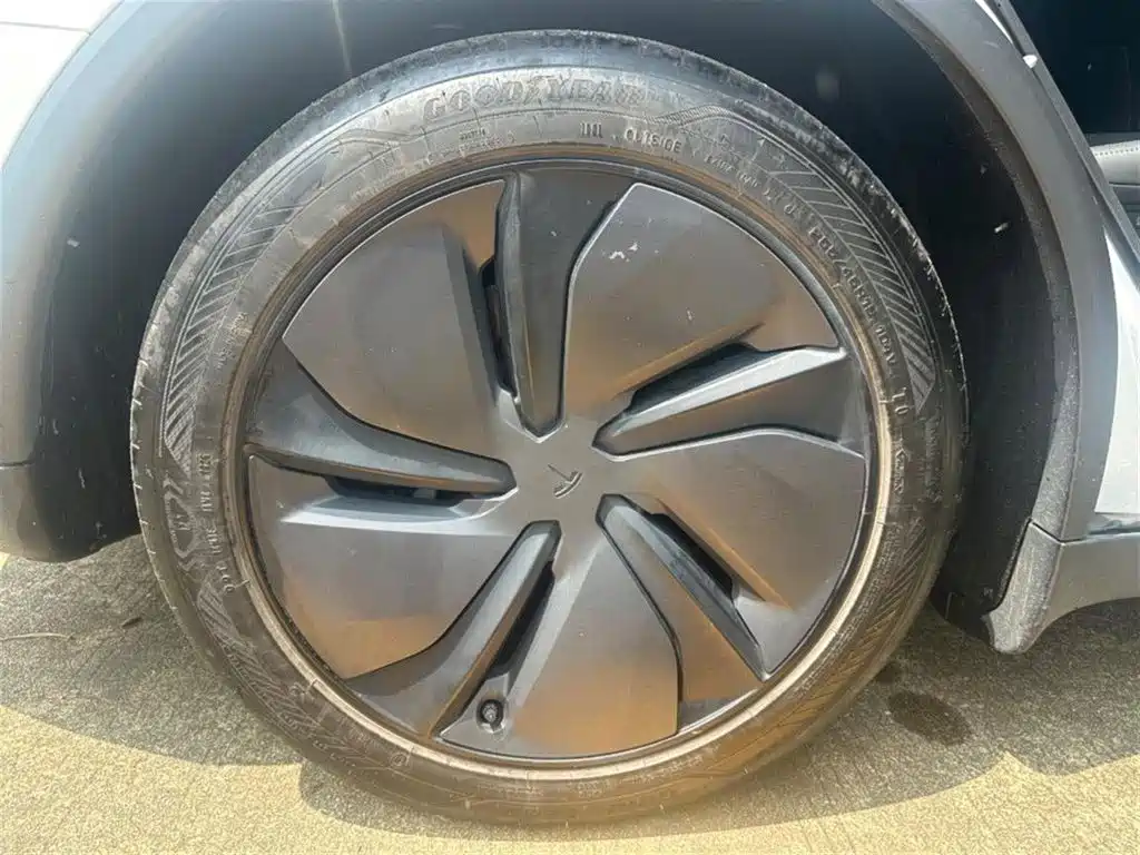 Tesla Model Y — миниатюра 8