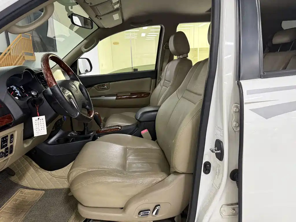 Toyota Fortuner — миниатюра 11
