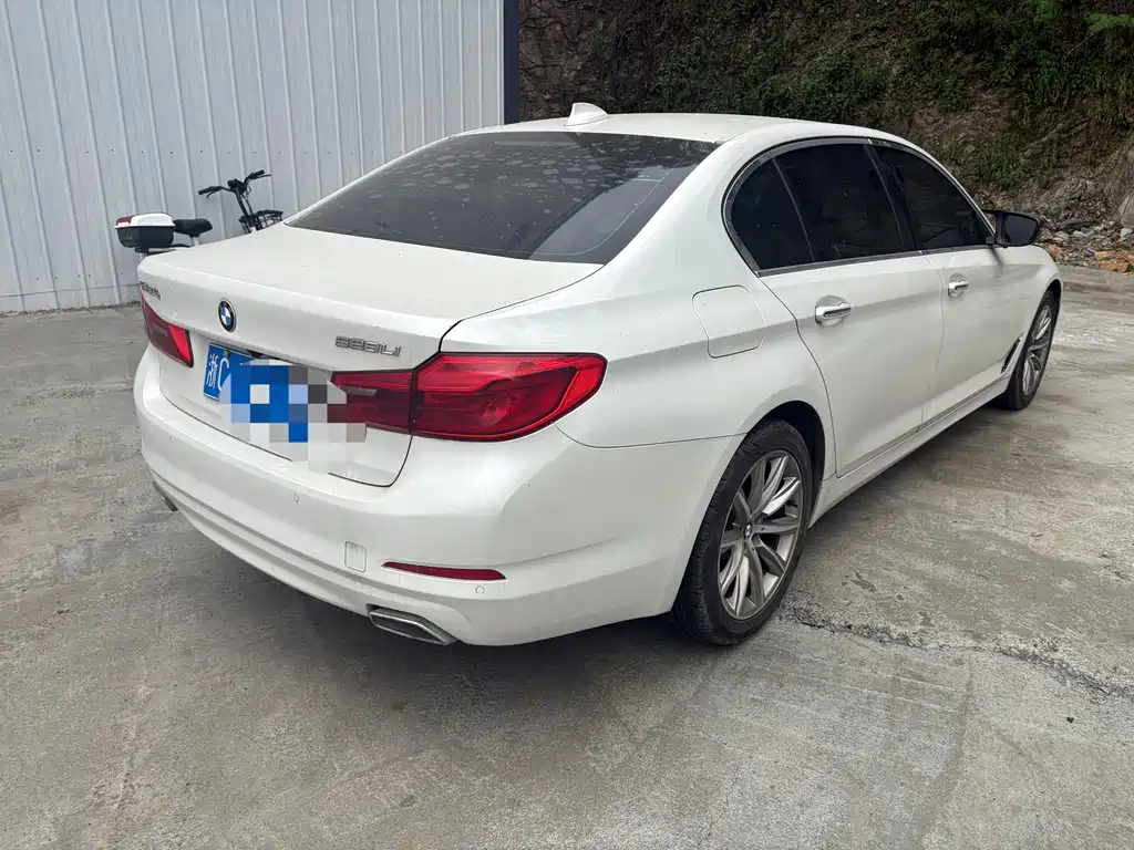 BMW 5 Series — миниатюра 10