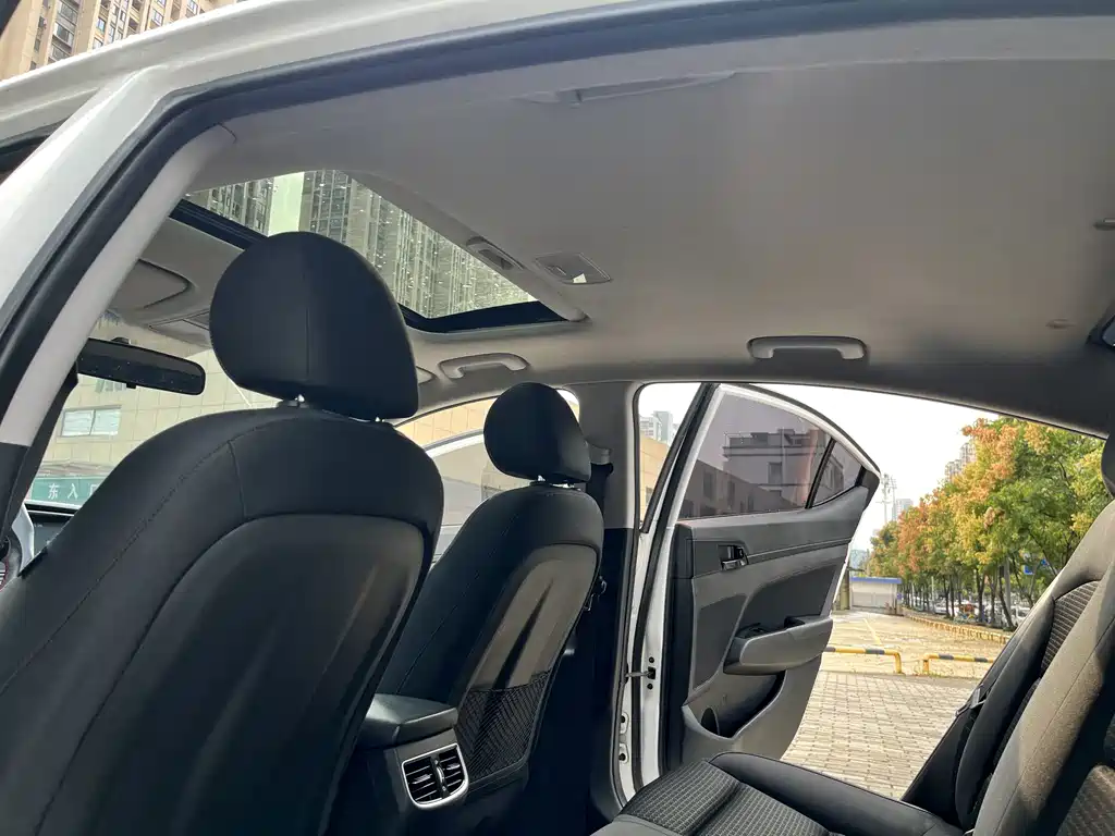 Hyundai Elantra — миниатюра 17