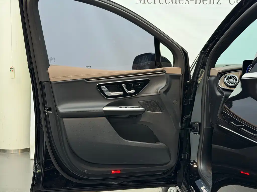 Mercedes-Benz EQE SUV — миниатюра 12