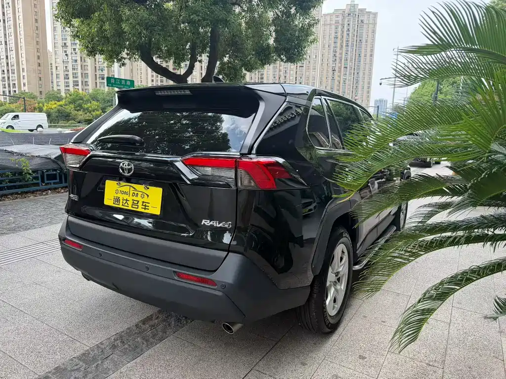 Toyota RAV4 — миниатюра 8