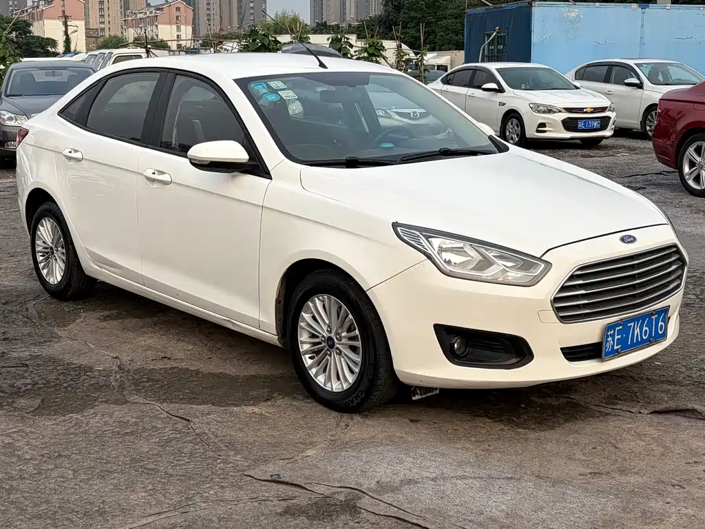 Ford Escort 2015 1.5L MT Comfort