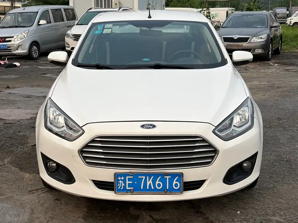 Ford Escort 2015 1.5L MT Comfort
