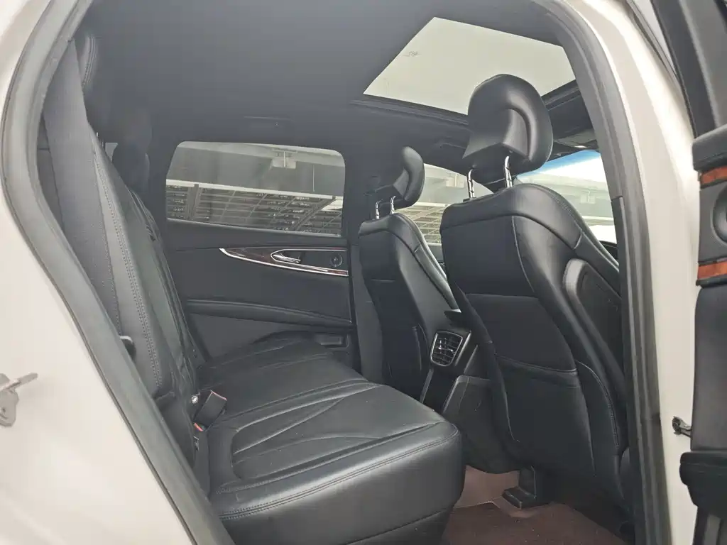 LINCOLN NAVIGATOR (IMPORT)