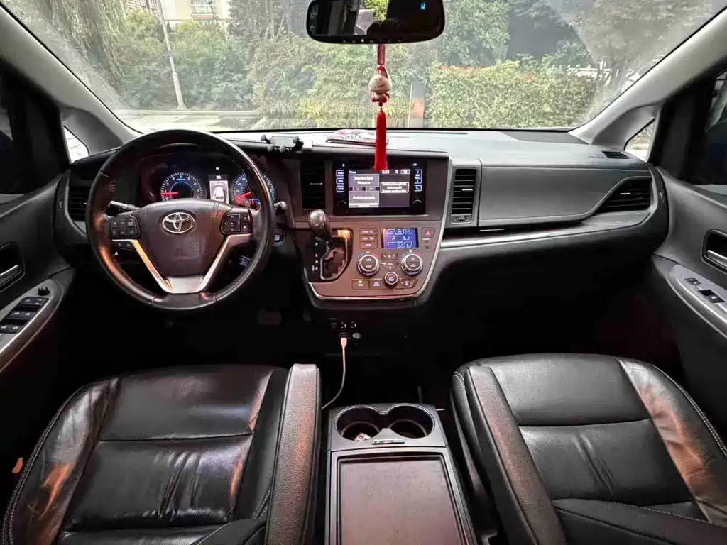 Toyota Sienna — миниатюра 7