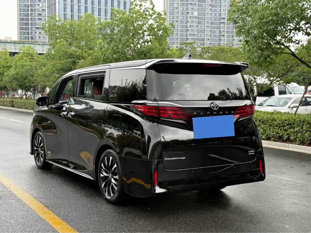 Toyota Alphard — миниатюра 4