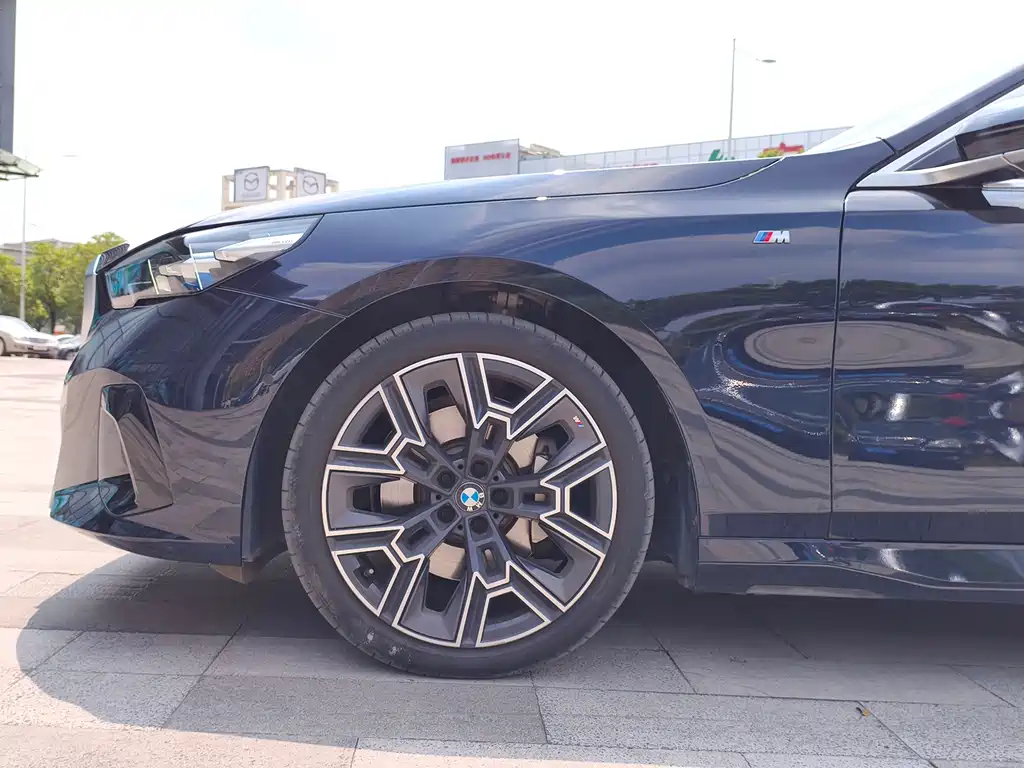 BMW 5 Series — миниатюра 18