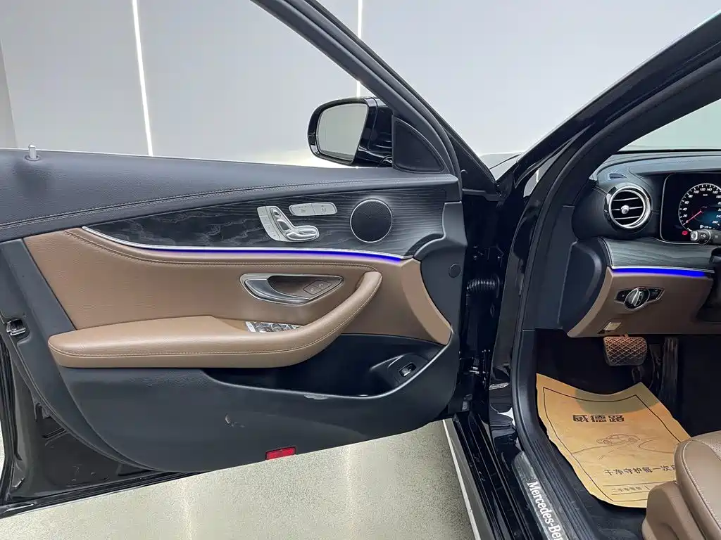 Mercedes-Benz E-Class — миниатюра 9
