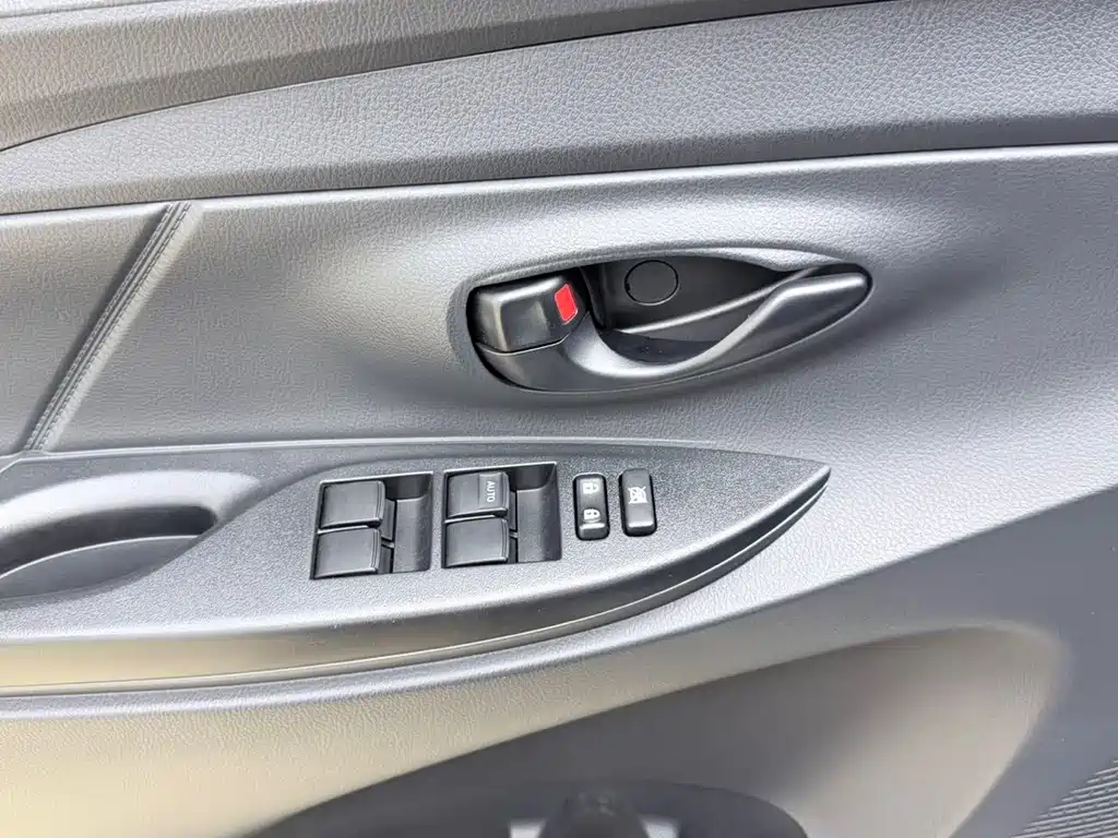 Toyota Yaris L — миниатюра 10