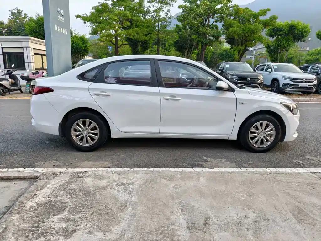 Hyundai Elantra — миниатюра 10