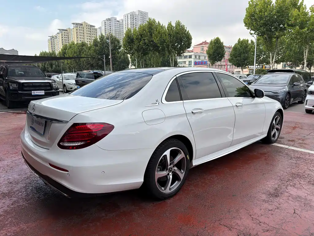 Mercedes-Benz E-Class — миниатюра 6