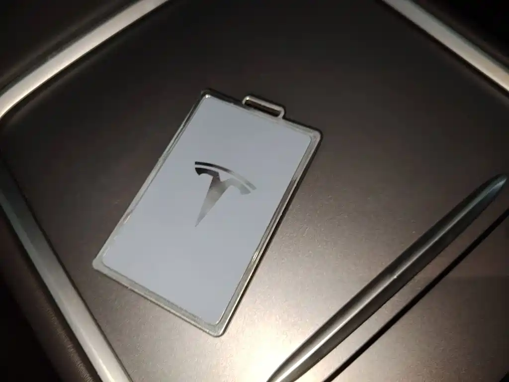 Tesla Model Y — миниатюра 9