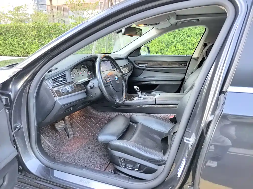 BMW 7 Series — миниатюра 10