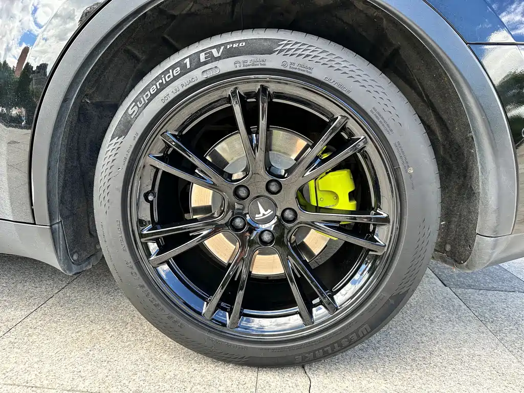 Tesla Model Y — миниатюра 8