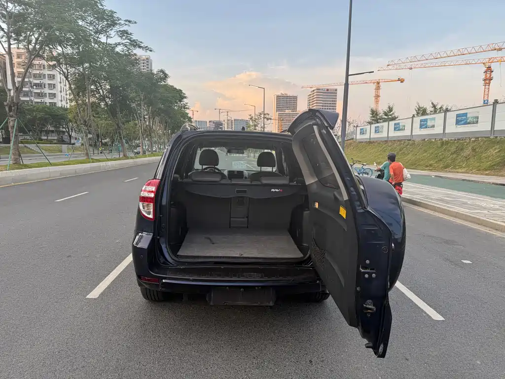 Toyota RAV4 — миниатюра 14