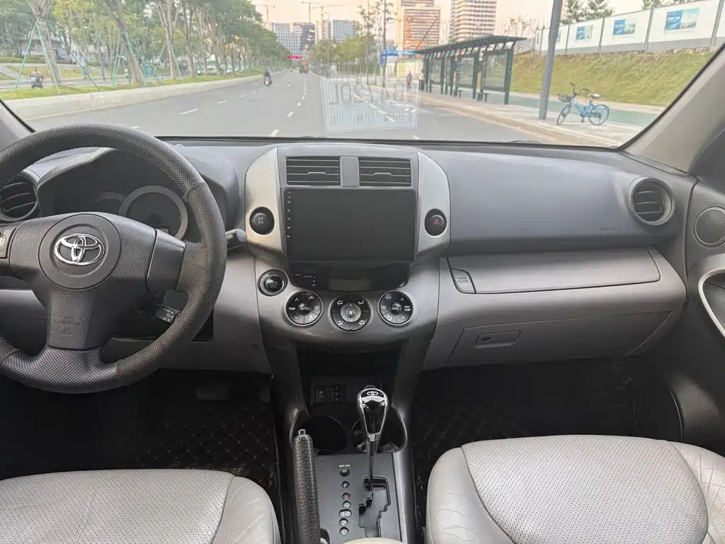 Toyota RAV4 — миниатюра 12
