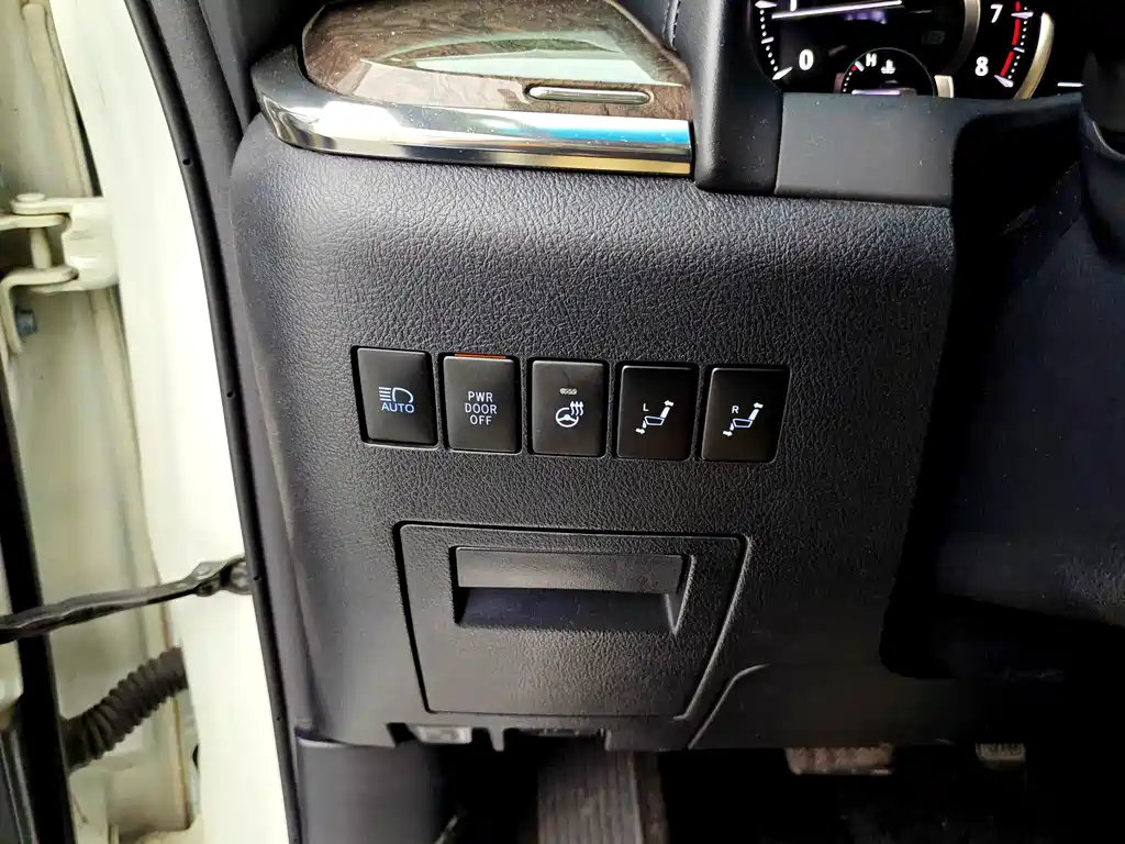 Toyota Alphard — миниатюра 14