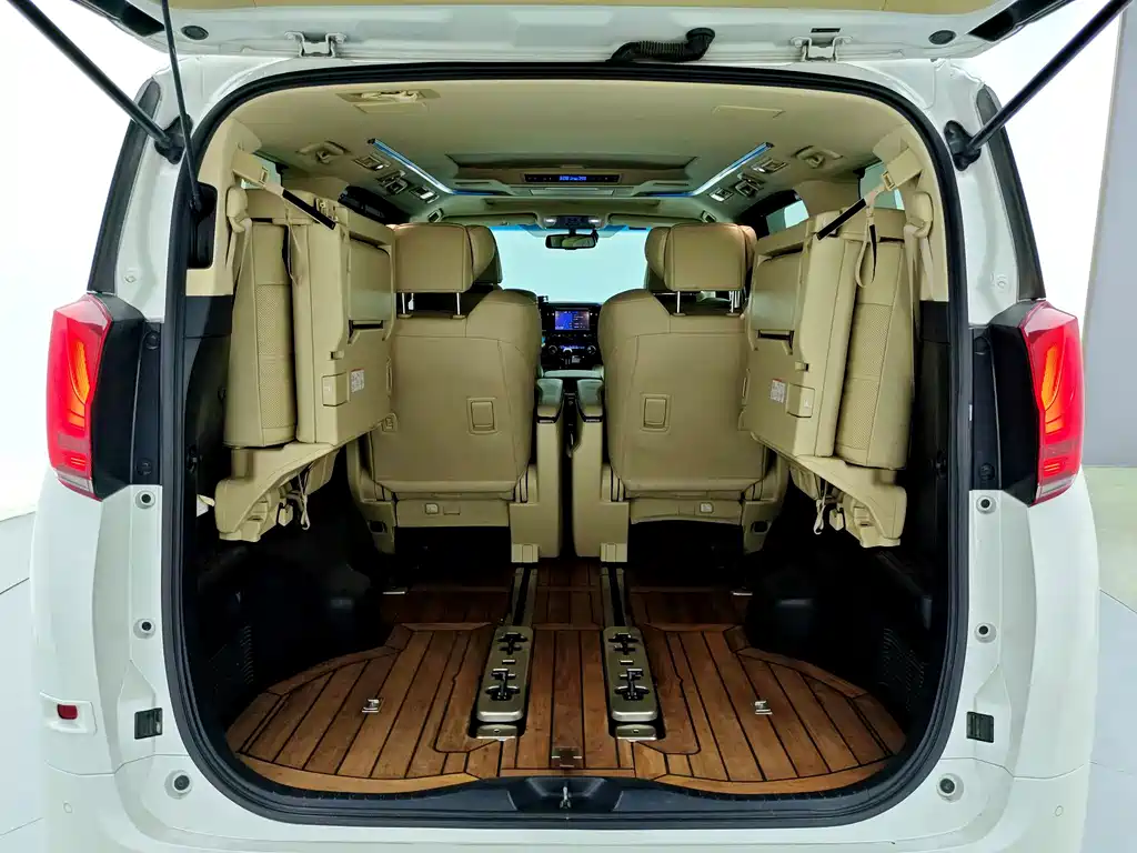 Toyota Alphard — миниатюра 12