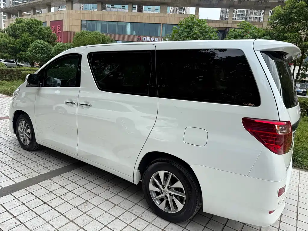Toyota Alphard — миниатюра 14