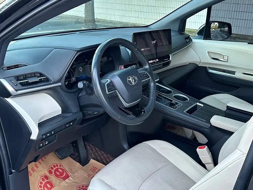 Toyota Sienna — миниатюра 7