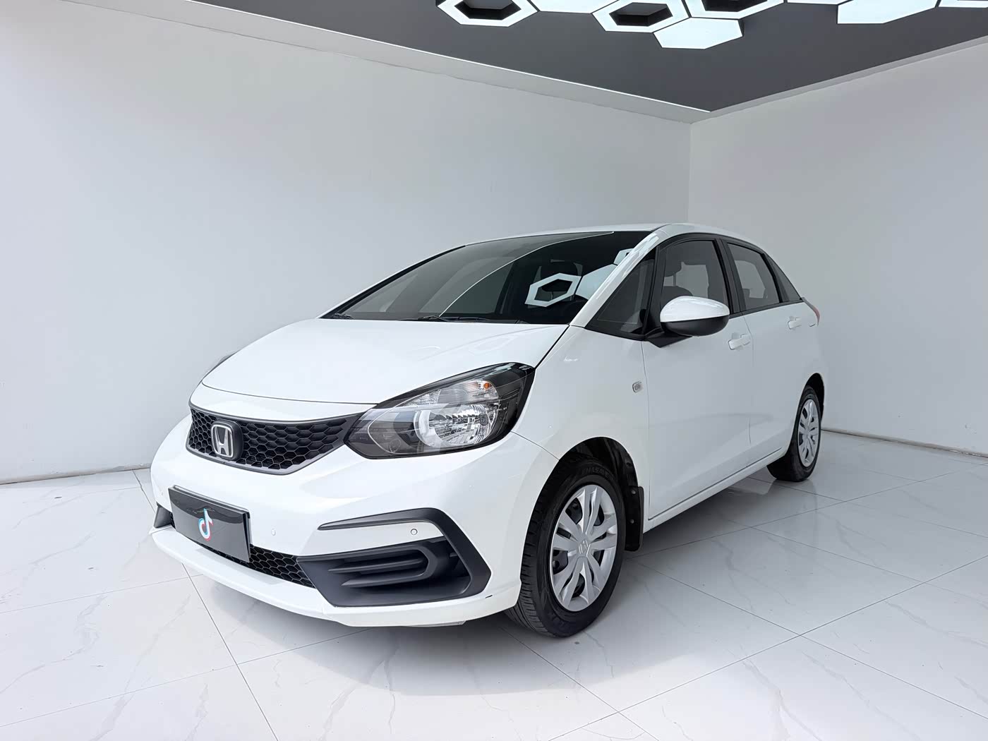 Honda Fit 1.5 л 2022 г. Белый, пробег 26000 км